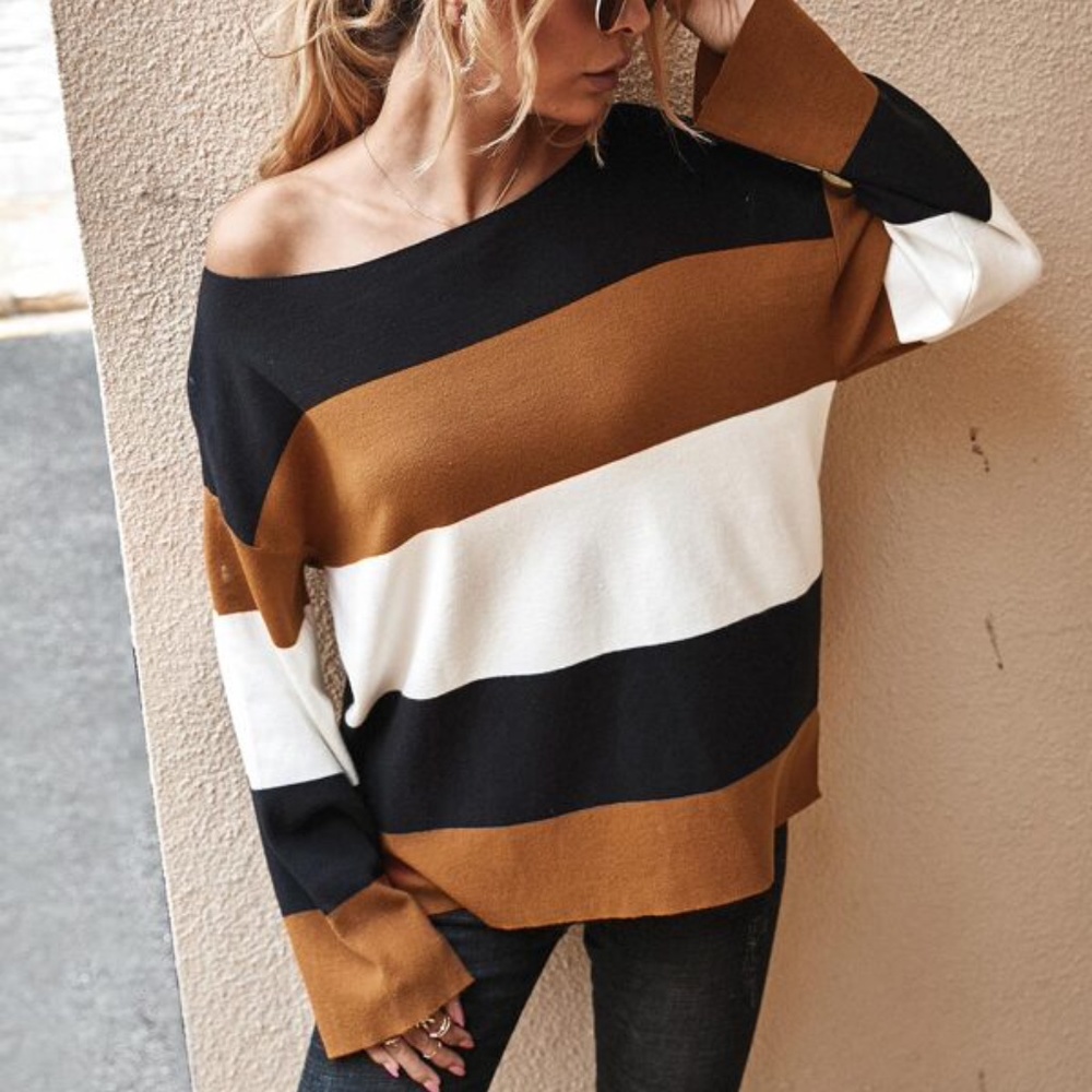 Cozy Black color block Oversized side slit sweater - Picture 3 of 4